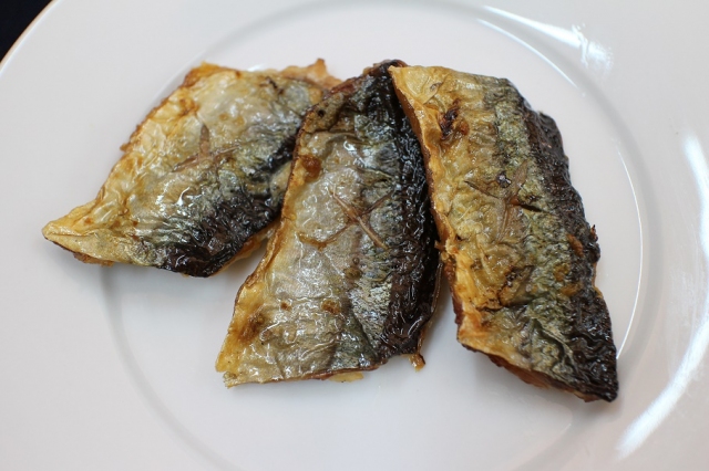 Frozen salted and roasted pacific saury