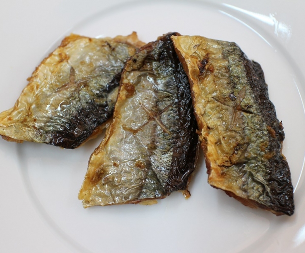 Cá Sanma nướng muối